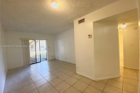 Condo in Tamarac, Florida, 2 bedrooms  № 2068749 - photo 8
