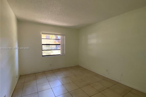 Condo in Tamarac, Florida, 2 bedrooms  № 2068749 - photo 9