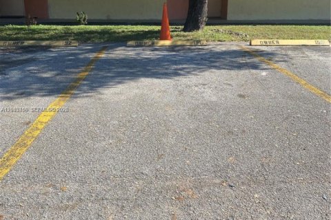 Condo in Tamarac, Florida, 2 bedrooms  № 2068749 - photo 25