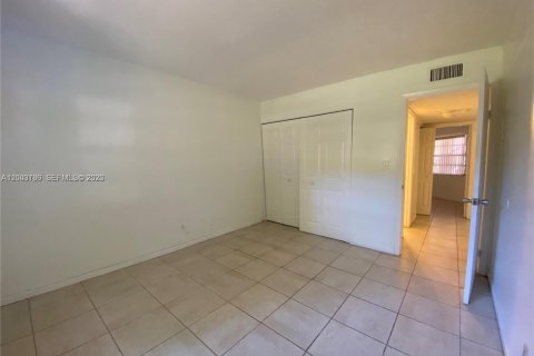 Condo in Tamarac, Florida, 2 bedrooms  № 2068749 - photo 7
