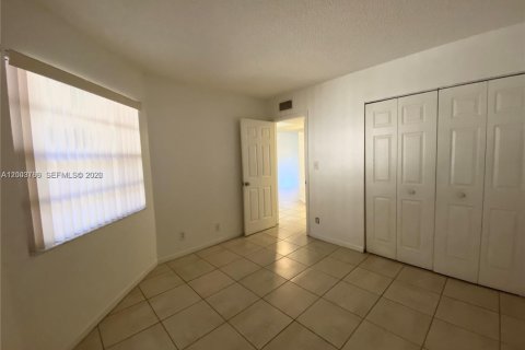 Condo in Tamarac, Florida, 2 bedrooms  № 2068749 - photo 17