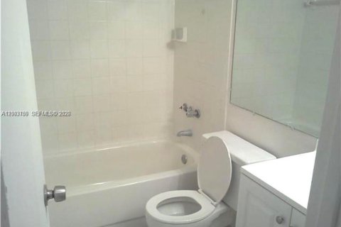 Condo in Tamarac, Florida, 2 bedrooms  № 2068749 - photo 14