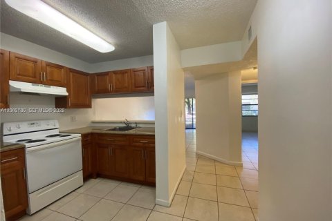 Condo in Tamarac, Florida, 2 bedrooms  № 2068749 - photo 3