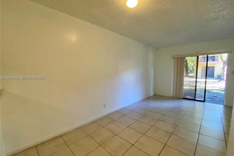 Condo in Tamarac, Florida, 2 bedrooms  № 2068749 - photo 6