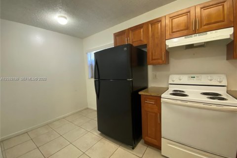 Condo in Tamarac, Florida, 2 bedrooms  № 2068749 - photo 4