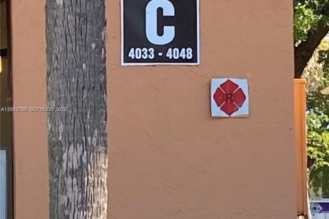 Condo in Tamarac, Florida, 2 bedrooms  № 2068749 - photo 24