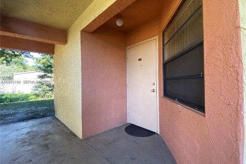 Condo in Tamarac, Florida, 2 bedrooms  № 2068749 - photo 16