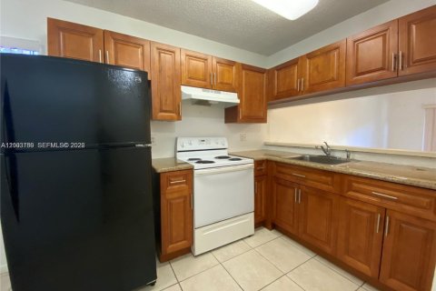 Condo in Tamarac, Florida, 2 bedrooms  № 2068749 - photo 2