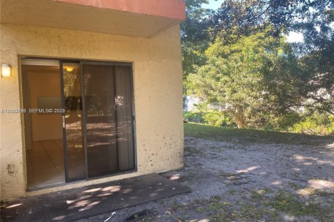 Condo in Tamarac, Florida, 2 bedrooms  № 2068749 - photo 18