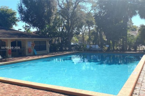 Condo in Tamarac, Florida, 2 bedrooms  № 2068749 - photo 21