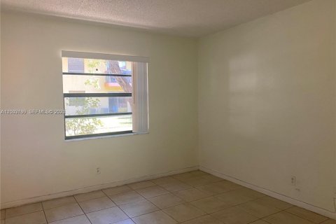 Condo in Tamarac, Florida, 2 bedrooms  № 2068749 - photo 12