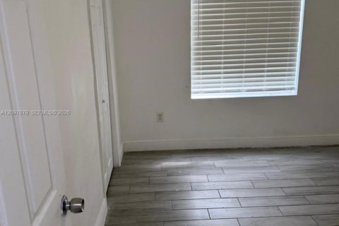 House in Miami, Florida 3 bedrooms, 102.19 sq.m. № 2392808 - photo 8