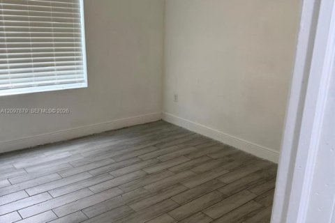 House in Miami, Florida 3 bedrooms, 102.19 sq.m. № 2392808 - photo 14