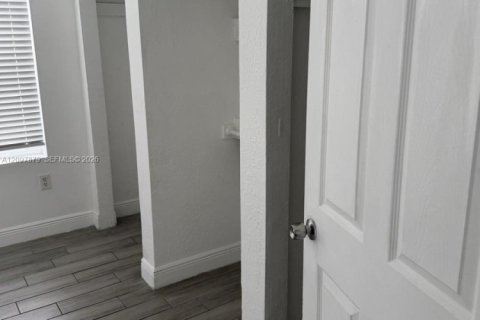 House in Miami, Florida 3 bedrooms, 102.19 sq.m. № 2392808 - photo 13