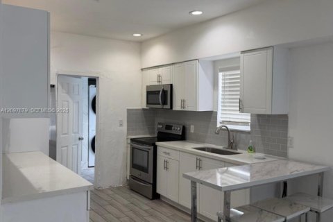 House in Miami, Florida 3 bedrooms, 102.19 sq.m. № 2392808 - photo 6
