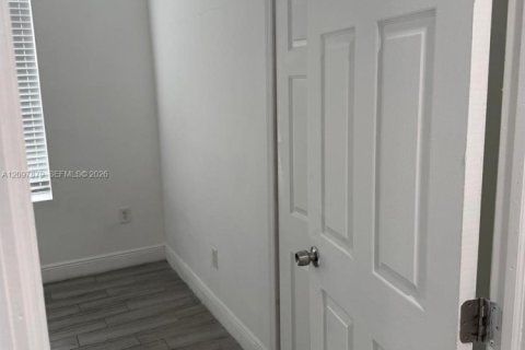 House in Miami, Florida 3 bedrooms, 102.19 sq.m. № 2392808 - photo 11