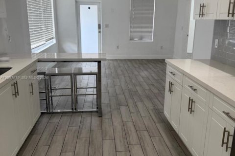 House in Miami, Florida 3 bedrooms, 102.19 sq.m. № 2392808 - photo 3