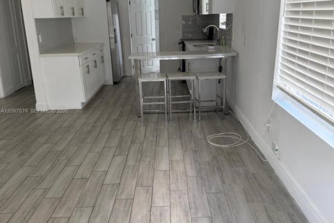 House in Miami, Florida 3 bedrooms, 102.19 sq.m. № 2392808 - photo 15