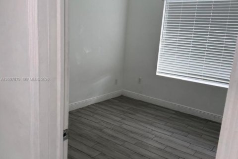 House in Miami, Florida 3 bedrooms, 102.19 sq.m. № 2392808 - photo 12