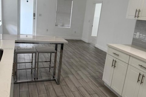 House in Miami, Florida 3 bedrooms, 102.19 sq.m. № 2392808 - photo 2