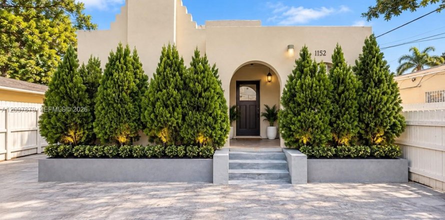 House in Miami, Florida 3 bedrooms, 102.19 sq.m. № 2392808