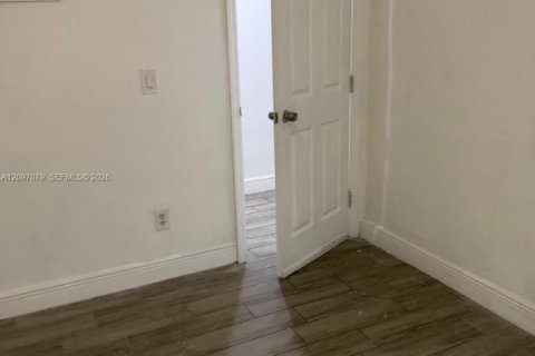House in Miami, Florida 3 bedrooms, 102.19 sq.m. № 2392808 - photo 10