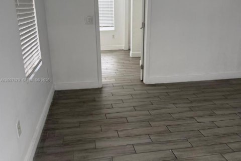 House in Miami, Florida 3 bedrooms, 102.19 sq.m. № 2392808 - photo 16