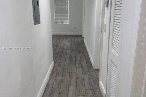 House in Miami, Florida 3 bedrooms, 102.19 sq.m. № 2392808 - photo 7