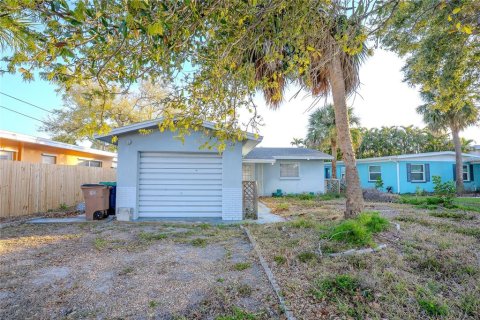 Villa ou maison à vendre à Indian Rocks Beach, Floride: 2 chambres, 100.33 m2 № 2128751 - photo 2