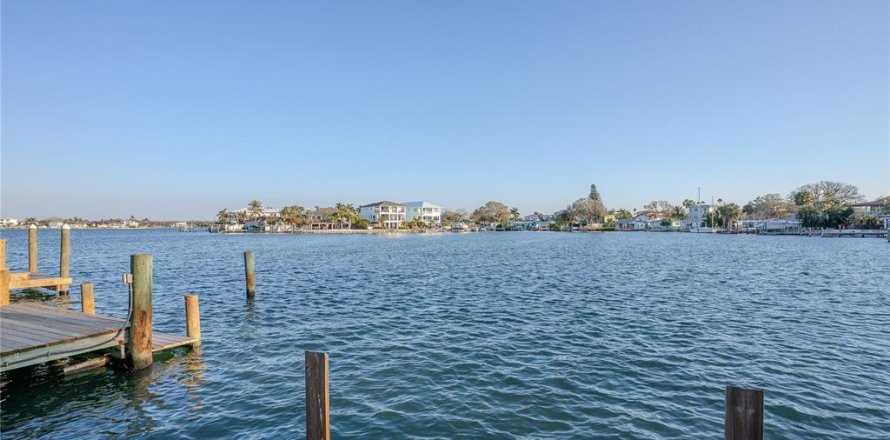 Villa ou maison à Indian Rocks Beach, Floride 2 chambres, 100.33 m2 № 2128751