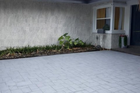 House in Miami, Florida 5 bedrooms, 316.98 sq.m. № 2042796 - photo 3