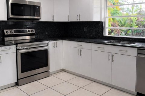 House in Miami, Florida 5 bedrooms, 316.98 sq.m. № 2042796 - photo 2