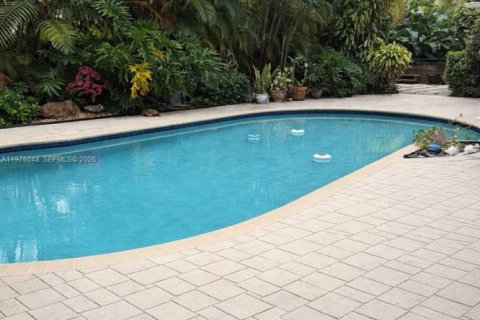 House in Miami, Florida 5 bedrooms, 316.98 sq.m. № 2042796