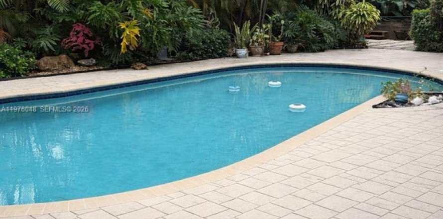 House in Miami, Florida 5 bedrooms, 316.98 sq.m. № 2042796