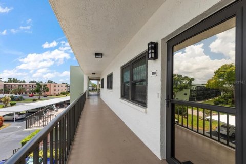 Condo in Saint Petersburg, Florida, 2 bedrooms  № 2150664 - photo 9