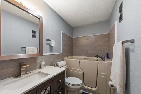 Condo in Saint Petersburg, Florida, 2 bedrooms  № 2150664 - photo 11