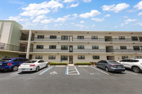 Condo in Saint Petersburg, Florida, 2 bedrooms  № 2150664 - photo 2
