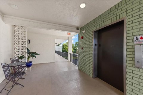 Condo in Saint Petersburg, Florida, 2 bedrooms  № 2150664 - photo 7