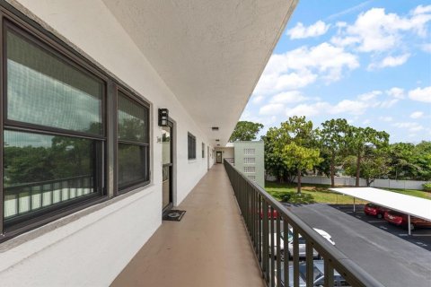 Condo in Saint Petersburg, Florida, 2 bedrooms  № 2150664 - photo 8