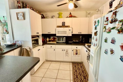 Casa en venta en Miami Gardens, Florida, 4 dormitorios, 176.51 m2 № 2012496 - foto 11