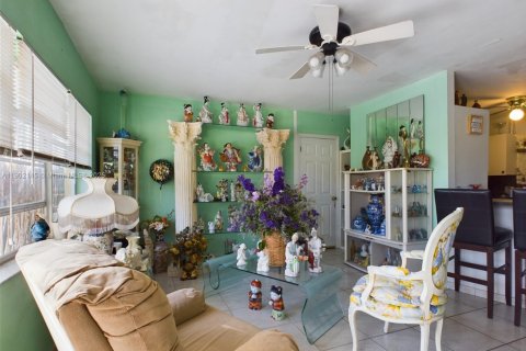 Casa en venta en Miami Gardens, Florida, 4 dormitorios, 176.51 m2 № 2012496 - foto 7