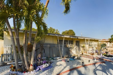 Casa en venta en Miami Gardens, Florida, 4 dormitorios, 176.51 m2 № 2012496 - foto 2