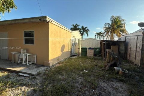 Casa en venta en Miami Gardens, Florida, 4 dormitorios, 176.51 m2 № 2012496 - foto 6