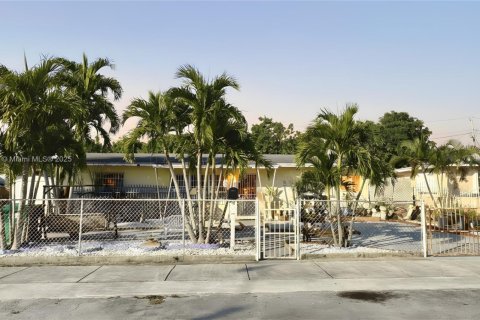 Casa en venta en Miami Gardens, Florida, 4 dormitorios, 176.51 m2 № 2012496 - foto 1