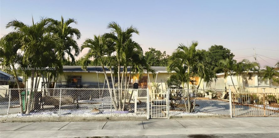 Casa en Miami Gardens, Florida 4 dormitorios, 176.51 m2 № 2012496