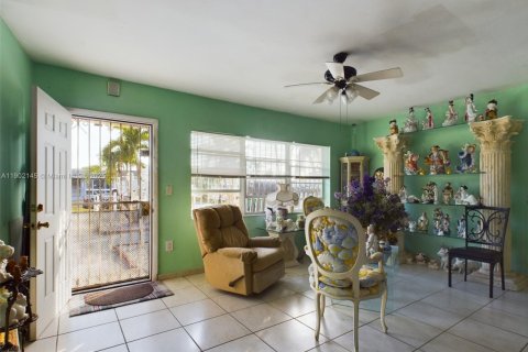 Casa en venta en Miami Gardens, Florida, 4 dormitorios, 176.51 m2 № 2012496 - foto 8