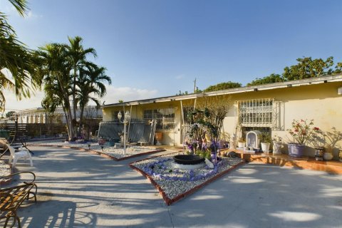 Casa en venta en Miami Gardens, Florida, 4 dormitorios, 176.51 m2 № 2012496 - foto 3