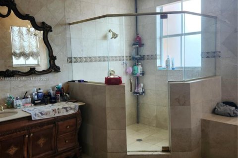 Casa en venta en Hialeah, Florida, 5 dormitorios, 316.61 m2 № 1945554 - foto 12