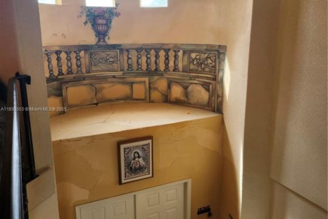 Casa en venta en Hialeah, Florida, 5 dormitorios, 316.61 m2 № 1945554 - foto 17