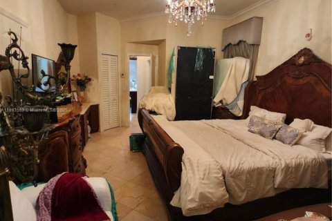 Casa en venta en Hialeah, Florida, 5 dormitorios, 316.61 m2 № 1945554 - foto 30